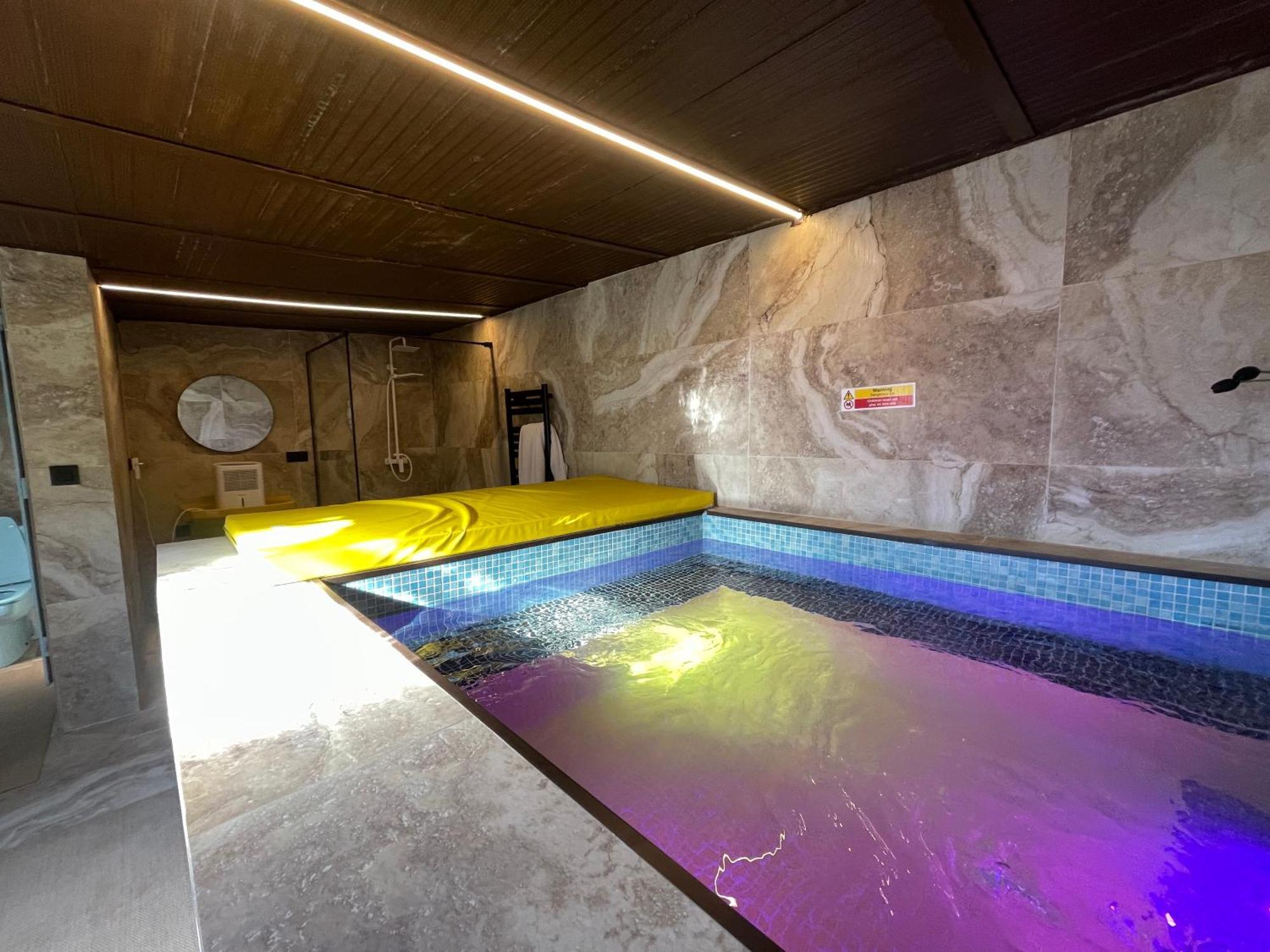 Hearts & Ponies Con Piscinas Privadas Cerca De La Warner * Chinchon